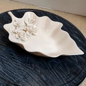👍 Grace's Teaware Leaf Shaped Serving Dish. C7
